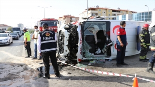 Denizli’de ambulansla pikapın çarpışması sonucu 6 kişi yaralandı