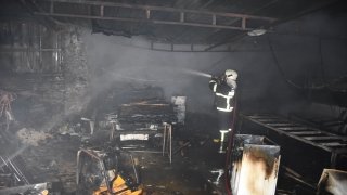 Muğla’daki ev yangınında garajdaki otomobil ve eşyalar yandı