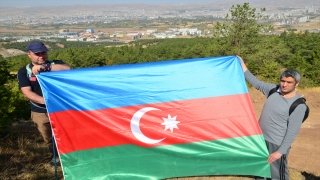 Sivaslı doğaseverler Kardeşler Tepesi’nin zirvesinde Azerbaycan bayrağı açtı