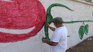 Adanalı ressam çizimleriyle sokakları renklendiriyor