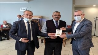 Keşan Belediye Başkanı Helvacıoğlu muhtarlara ”muhtar çakmağı” hediye etti 