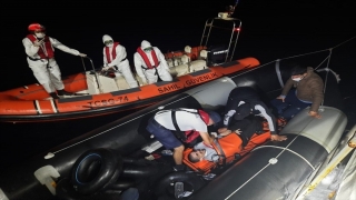 İzmir’de Türk kara sularına itilen 78 sığınmacı kurtarıldı