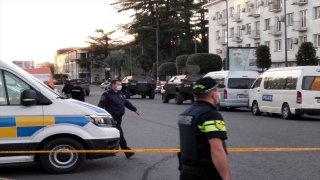 Gürcistan’da banka soymak isteyen saldırgan 20 kişiyi rehin aldı