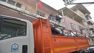 Bursa’da daha önce de temizlenen 3 katlı evden 3 kamyon çöp çıktı
