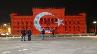 Saraybosna’nın sembollerinden Vijecnica’ya Türk bayrağı yansıtıldı