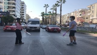 Antalya’da kırmızı ışıkta ”jonglör” gösterisi