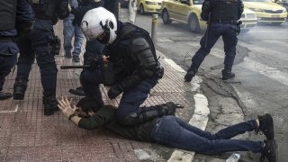 Yunanistan’da ”17 Kasım” protestolarına polis müdahalesi