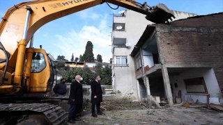 Kocaeli’de 17 Ağustos Marmara Depremi’nde hasar gören metruk binalar yıkılıyor