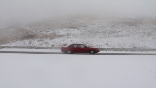 Kop Dağı Geçidi’nde kar yağışı ve sis etkili oluyor