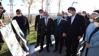 Çevre ve Şehircilik Bakanı Kurum, Elazığ’da depremzedeler için inşa edilen konutları inceledi: