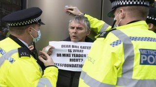 İngiltere’de aşı karşıtlarının gösterisinde 3 kişi gözaltına alındı