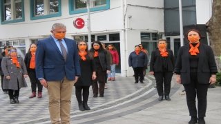 Kırklareli Valisi Bilgin kadına şiddete karşı farkındalık amacıyla pazar yerinde ”turuncu maske” dağıttı