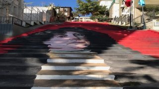 Beyoğlu’nda ”Mimozalı Kadın” eserinin resmedildiği merdiven kullanıma açıldı