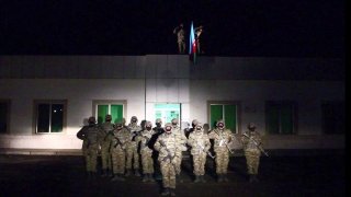 Azerbaycan ordusu işgalden kurtarılan Laçın’a bayrak dikti