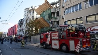 Çemberlitaş’ta boş binadan düşen molozlar nedeniyle tramvay seferleri aksadı