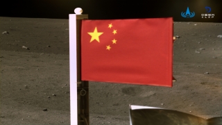 Çang’ı5 keşif aracı Ay’a Çin bayrağı dikti