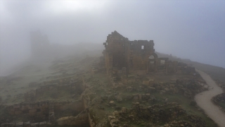 Diyarbakır’da 3 bin yıllık Zerzevan Kalesi’nde sisle kartpostallık görüntü oluştu