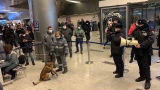 Moskova’ya dönüş yolundaki Rus muhalif Navalnıy’ı bekleyen destekçileri gözaltına alındı