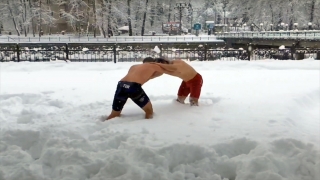 Bartın’da antrenman yapan güreşçiler kar üzerinde güreş tuttu