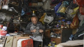 Kerkük’te 85 yaşındaki ayakkabı ustası, 60 yıldır mesleğini tutkuyla yapıyor