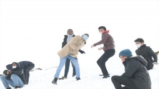 ”Tut Elimden Projesi”nin özel öğrencileri Yıldız Dağı Kayak Merkezi’nde eğlendi