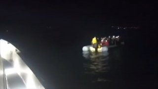 İzmir açıklarında sürüklenen lastik bottaki 41 sığınmacı kurtarıldı