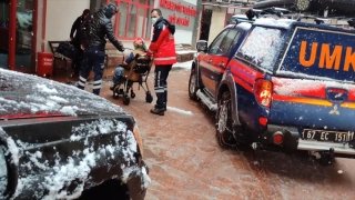 Zonguldak’ta ekipler yolu kardan kapanan köydeki hamile kadın için seferber oldu