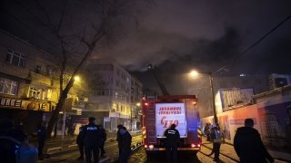Zeytinburnu’nda bir binanın çatısında çıkan yangın söndürüldü