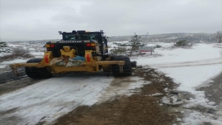 Balıkesir’de yolu kardan kapanan kırsal mahallede felç geçiren hasta ekiplerin yardımıyla hastaneye ulaştırıldı