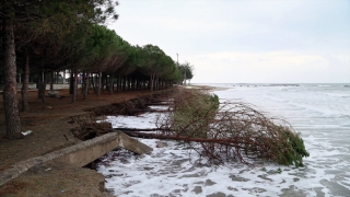 Karadeniz’de 3 metreyi bulan dalgalar Samsun sahilinde tahribata yol açtı