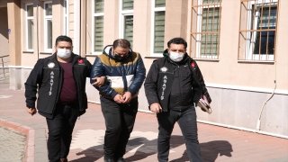 Çanakkale’de kendini polis olarak tanıttığı kişinin döviz ve altınlarını alan şüpheli İstanbul’da yakalandı