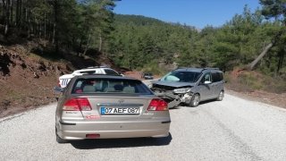 Antalya’da iki otomobil çarpıştı: 5 yaralı