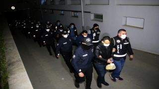 Adana merkezli dolandırıcılık ve rüşvet operasyonunda yakalanan 46 zanlıdan 18’i tutuklandı