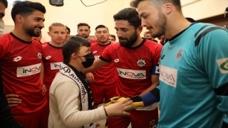 Down sendromlu çocuğun futbol maçı izleme hayalini Aksaray Valisi Aydoğdu gerçekleştirdi