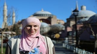 Girmeye çekindiği Sultanahmet Camisi’nde Müslümanlıkla tanışan İngiliz, şimdi sosyal medyada İslam’ı anlatıyor