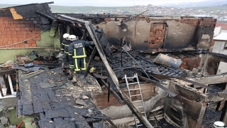 Yalova’da çatıda başlayan ve binayı saran yangın itfaiye ekiplerince söndürüldü