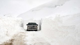 Muş’ta kar ve tipi nedeniyle araçlarında mahsur kalan 45 kişi kurtarıldı