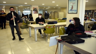 Bursa’da kütüphanedeki gençlere ”sürpriz” müzik dinletisi sunuldu