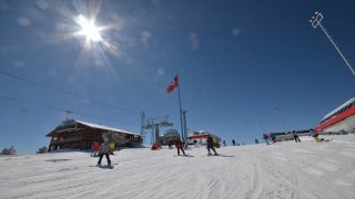 Cıbıltepe Kayak Merkezi’nde 2 bin 634 rakımda yapılan Zirve Kafe hizmete girdi