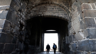 Diyarbakır Surları’ndaki restorasyonu tamamlanan tarihi Mardinkapı yerine takıldı
