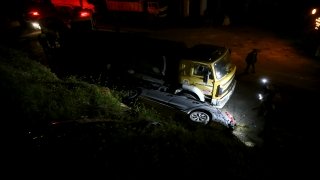 Adana’da devrilen otomobildeki iki kişi yaralandı