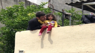 Adana’da babasının rehin tutup damdan atmakla tehdit ettiği 4 yaşındaki çocuk kurtarıldı