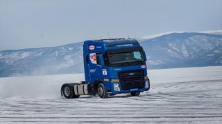 Ford FMAX, donmuş Baykal Gölü üstünde hız rekoru kırdı