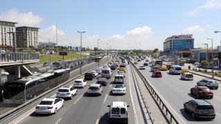GÜNCELLEME İstanbul’da, ”tam kapanma” döneminin sona ermesiyle trafik yoğunluğu arttı