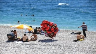 Turizm merkezleri Antalya ve Muğla’da kademeli normalleşme ile sahiller hareketlendi