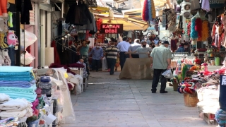 İzmir’deki Tarihi Kemeraltı Çarşısı’nda kademeli normalleşmenin başlamasıyla iş yerleri açıldı