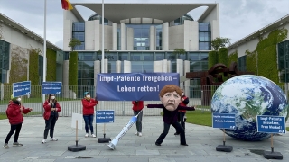 Almanya’da Merkel’in aşılarda fikri mülkiyet haklarının kaldırılmasına karşı tutumu protesto edildi