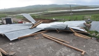 Kars’ta şiddetli fırtına evlerin çatısını uçurdu