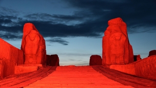 Türkiye’nin sembolleşmiş yapıları Türk Kızılay için kırmızı renkle aydınlatıldı