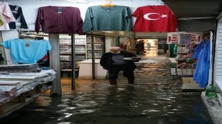 İzmir’de etkili olan sağanak su baskınlarına neden oldu